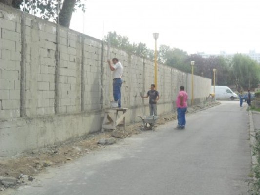 Rectorul Universităţii Şaguna dă startul unui concurs de graffiti